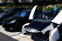 观看JayLeno驾驶未来的太阳能电动汽车